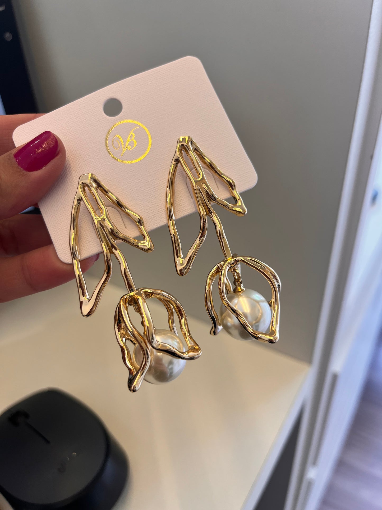 BRINCO FLOR DOURADO COM PEROLA