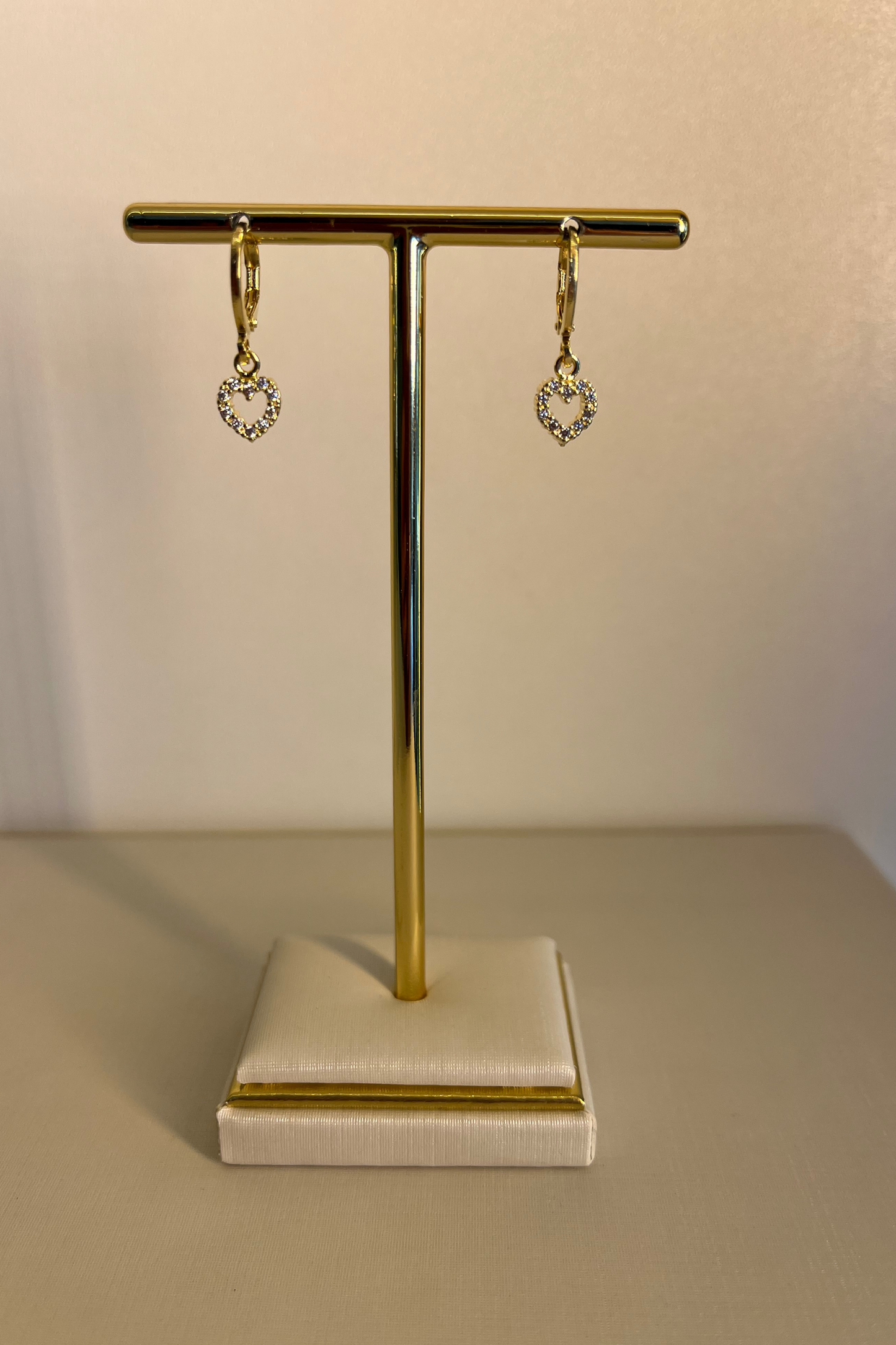 BRINCO ARGOLA DOURADO DE CORAÇÃO CRAVEJADO