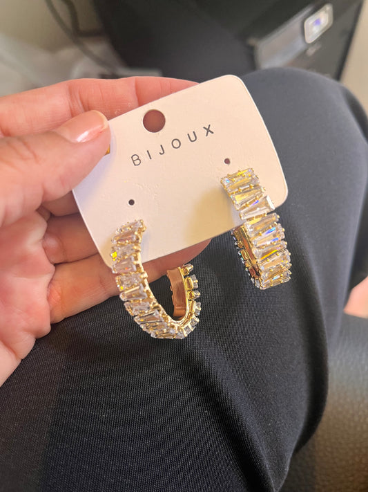 BRINCO ARGOLA DOURADO DE PEDRAS