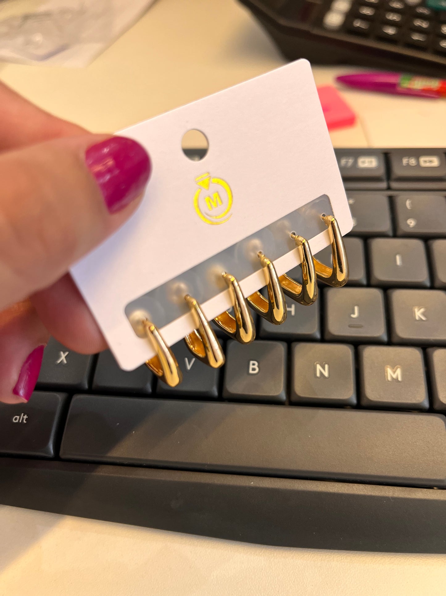 BRINCO ARGOLA QUADRADO DOURADO