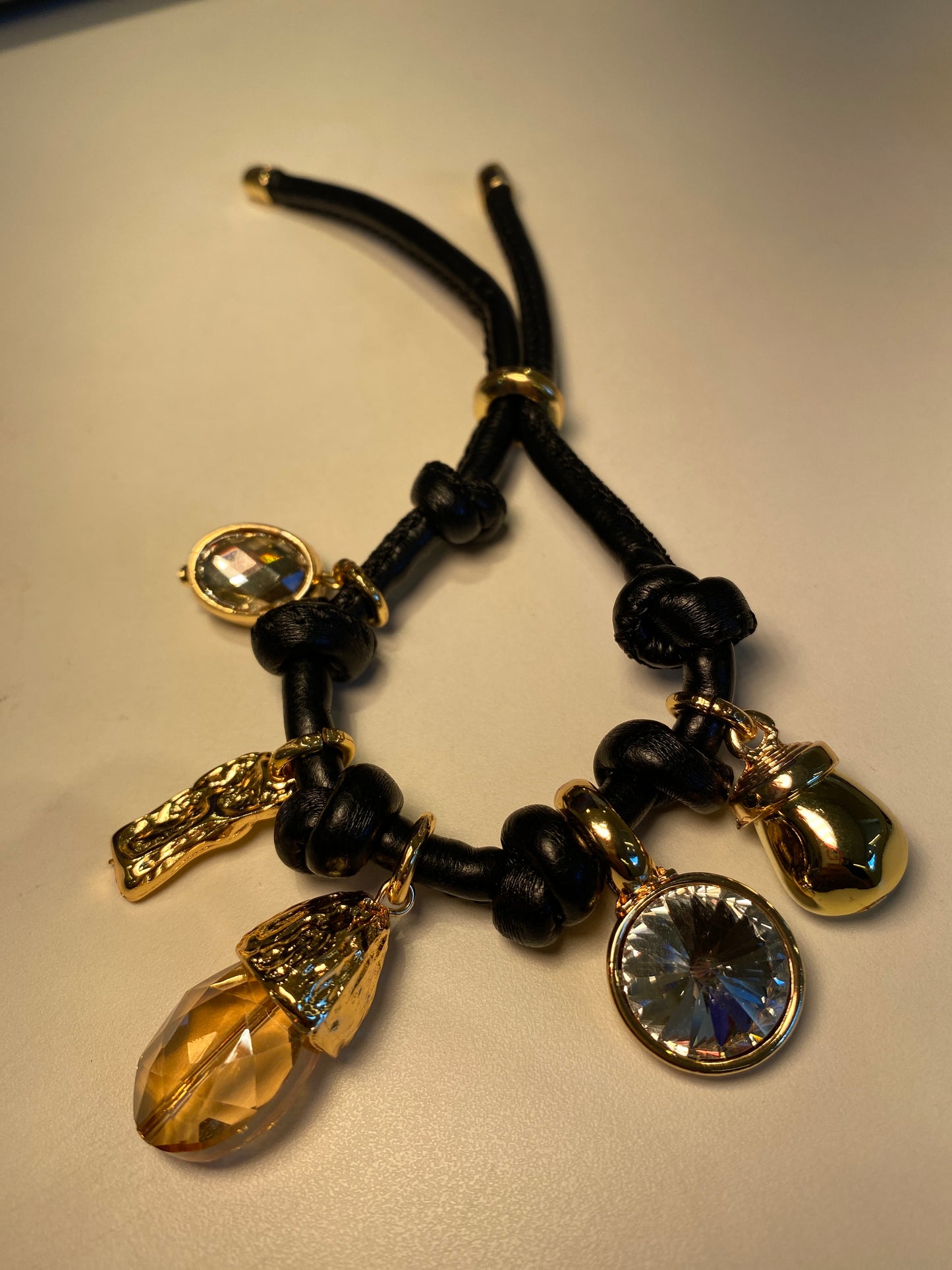 PULSEIRA COURINHO PRATA COM PINGENTES DOURADO