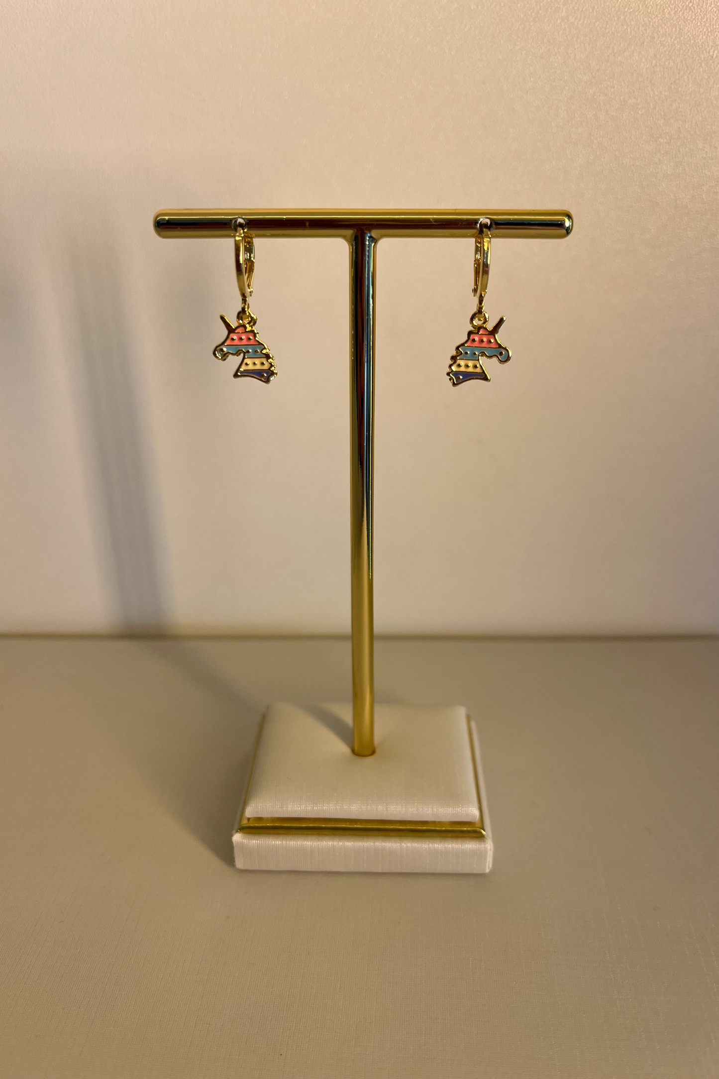 BRINCO DOURADO DE UNICÓRNIO