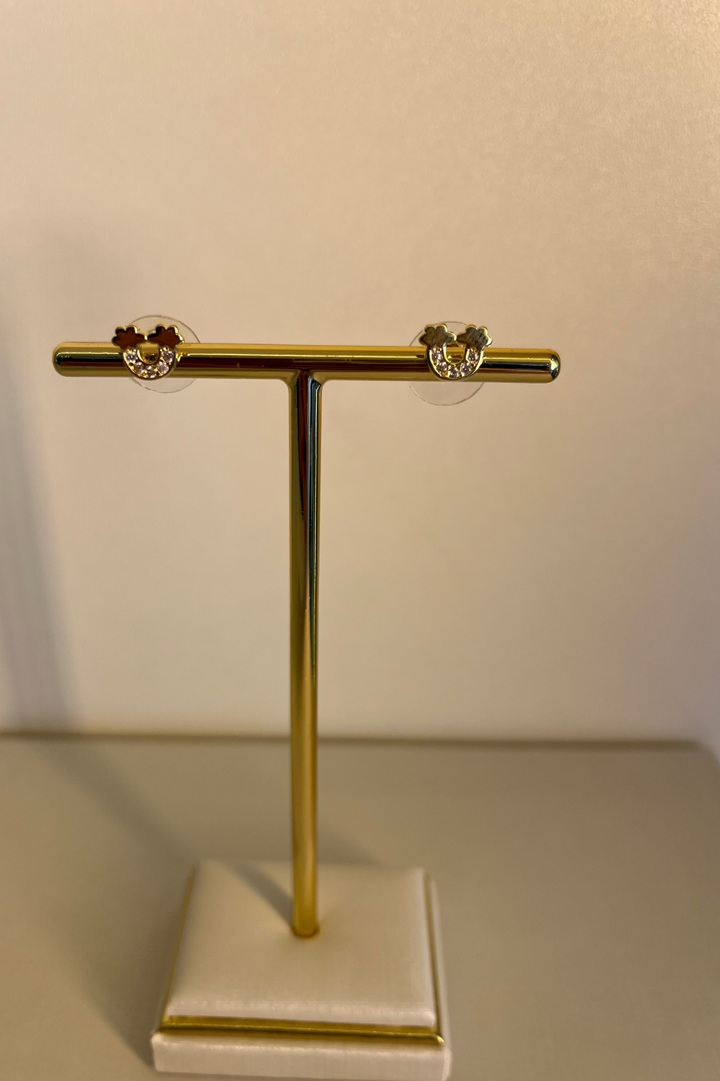 BRINCO NUVEM CRAVEJADO DOURADO