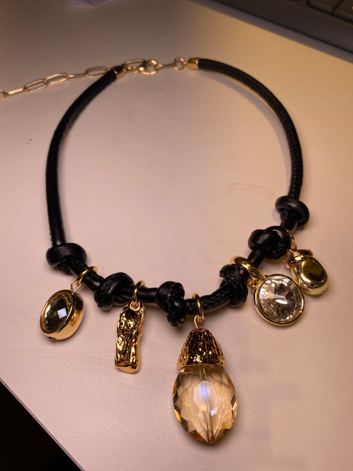 COLAR COURINHO PRETO COM PINGENTES DOURADO