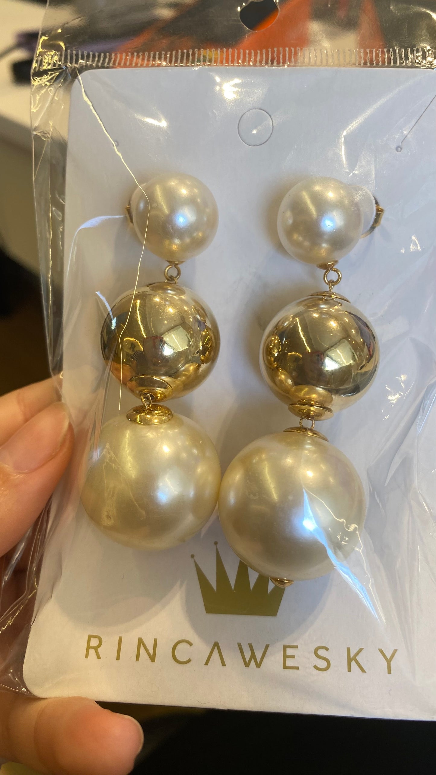 BRINCO DOURADO 2 PÉROLAS E 1 BOLA