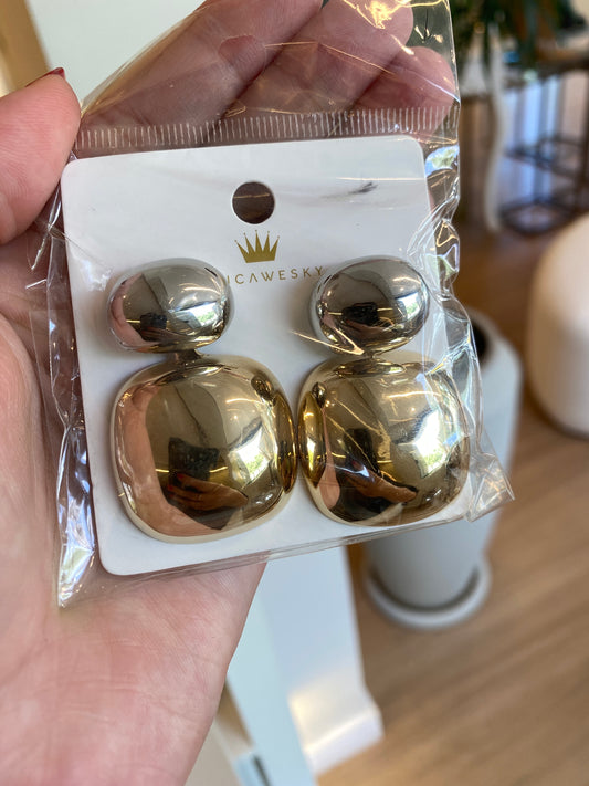 BRINCO DOURADO COM ONIX