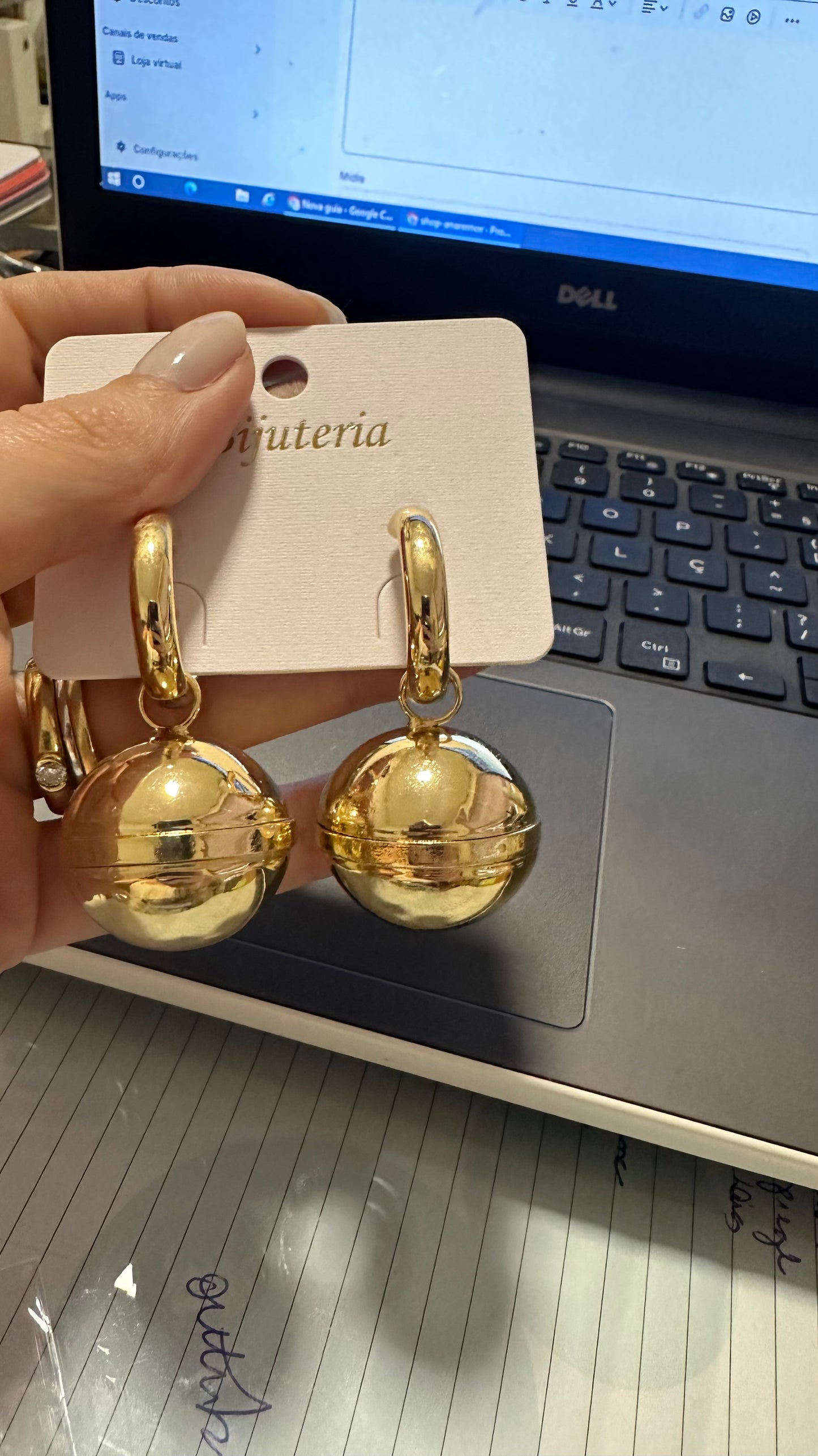 BRINCO ARGOLA COM ESFERA DOURADO