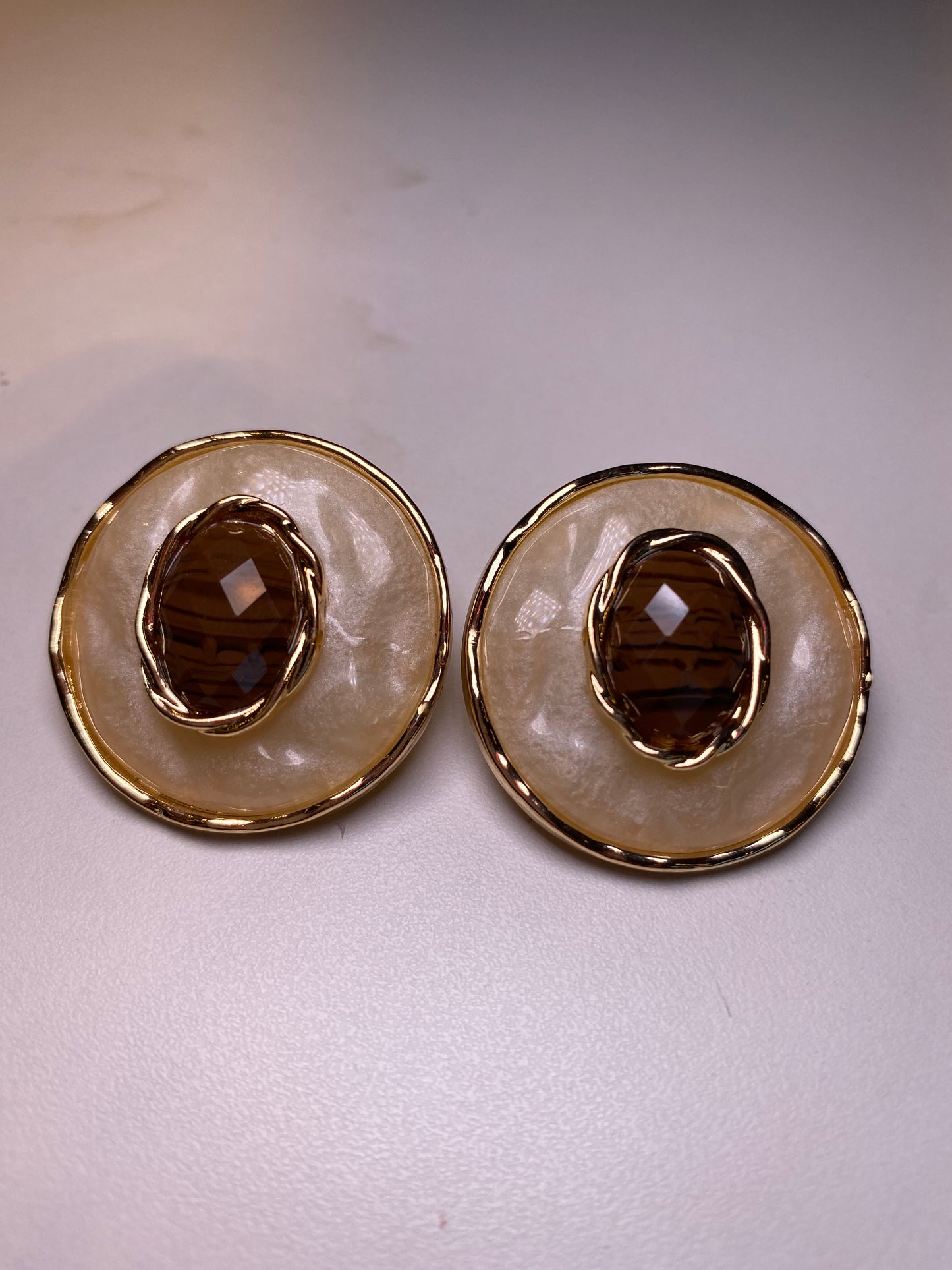 BRINCO DOURADO ORGÂNICO PEDRA MARROM
