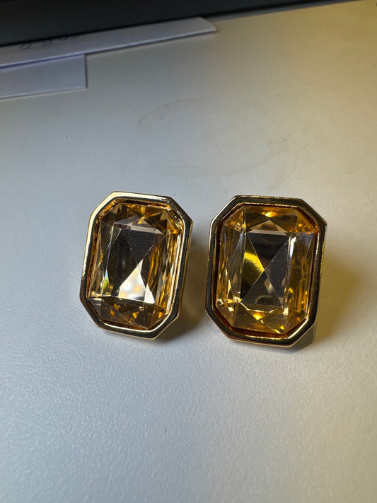 Brinco dourado quadrado gema amarela