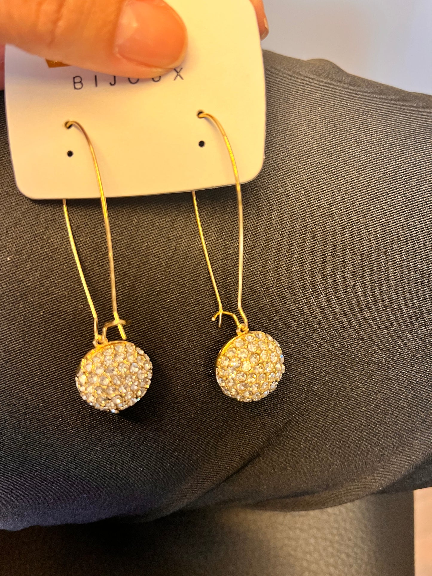 BRINCO ESFERA GRAVEJADO DOURADO