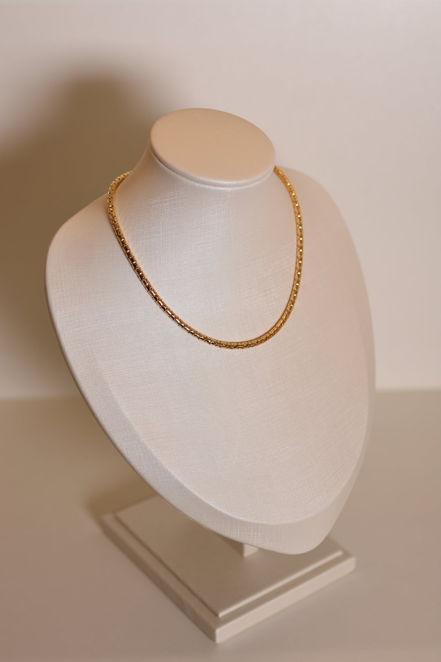 COLAR DOURADO