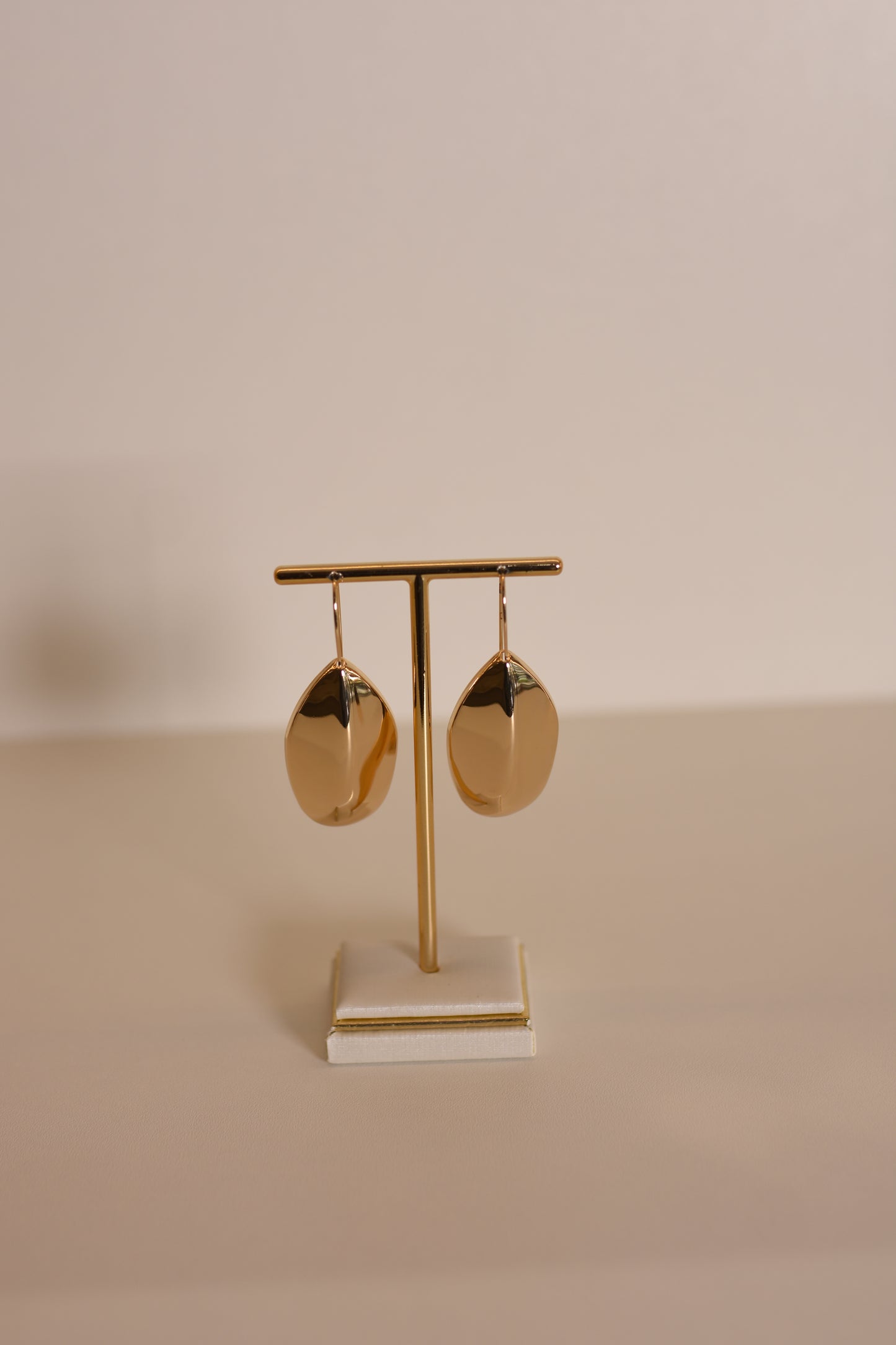 BRINCO FOLHA DOURADO