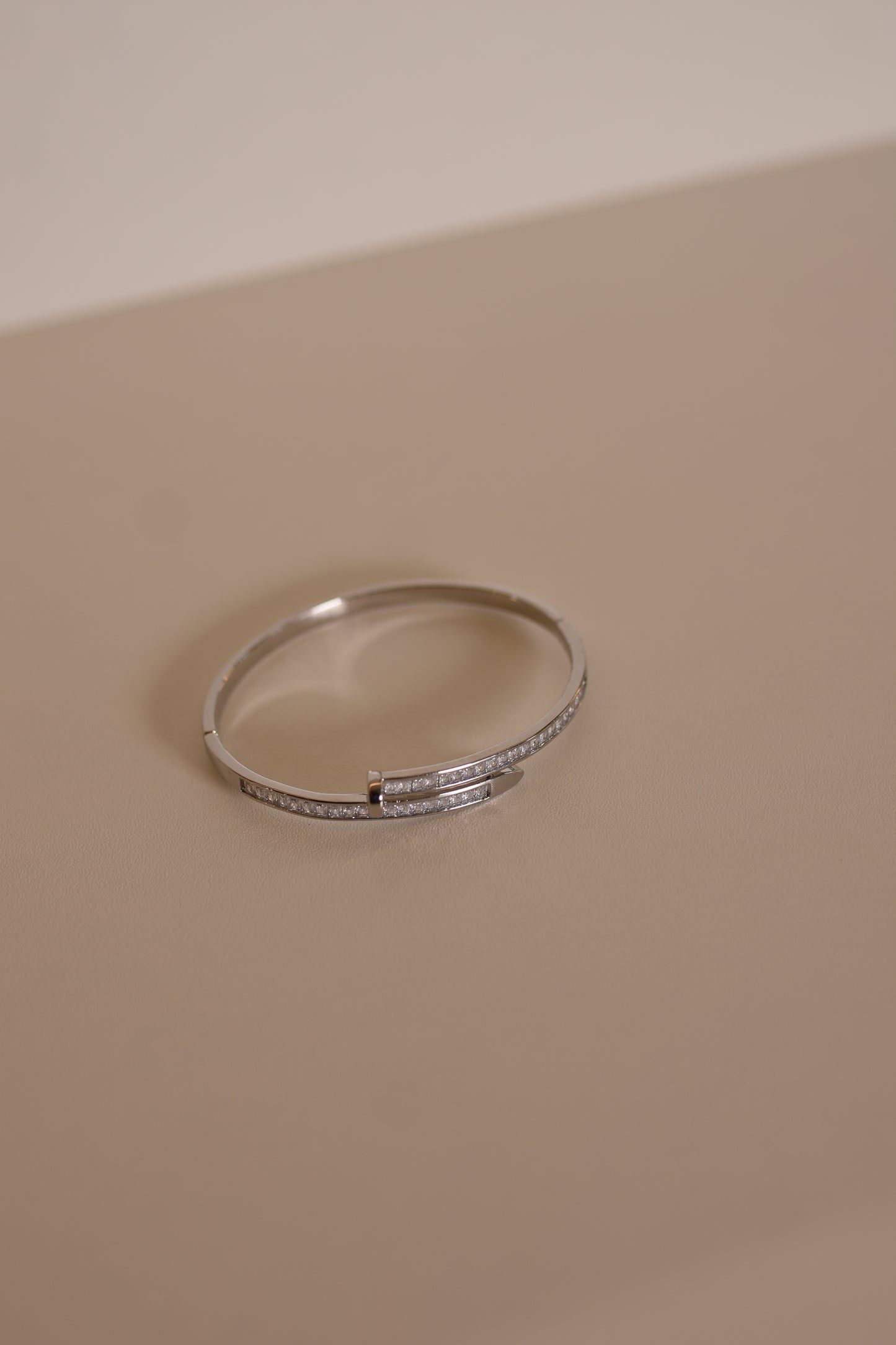 BRACELETE PREGO CRAVEJADO