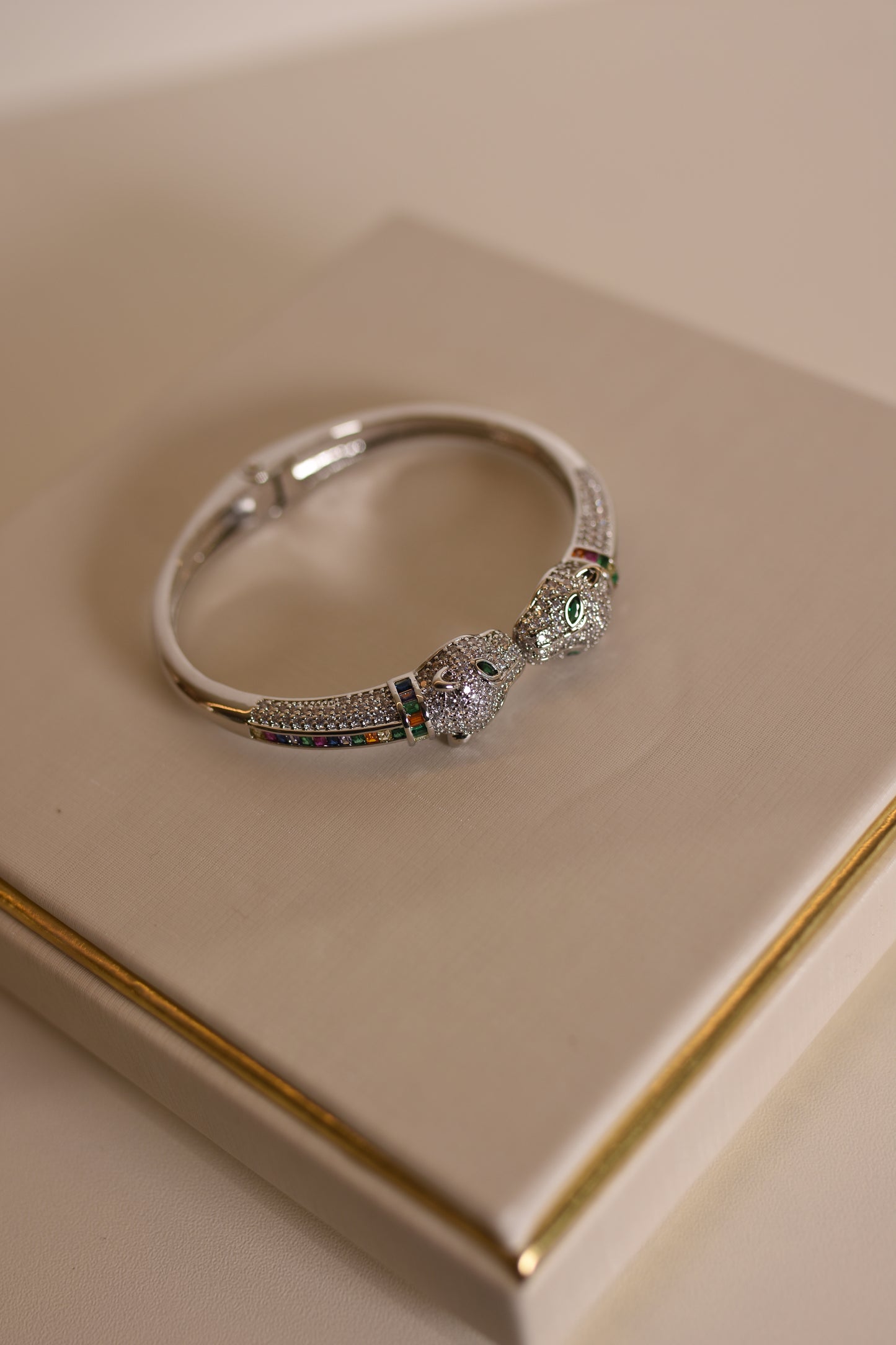 BRACELETE TIGRE CRAVEJADO