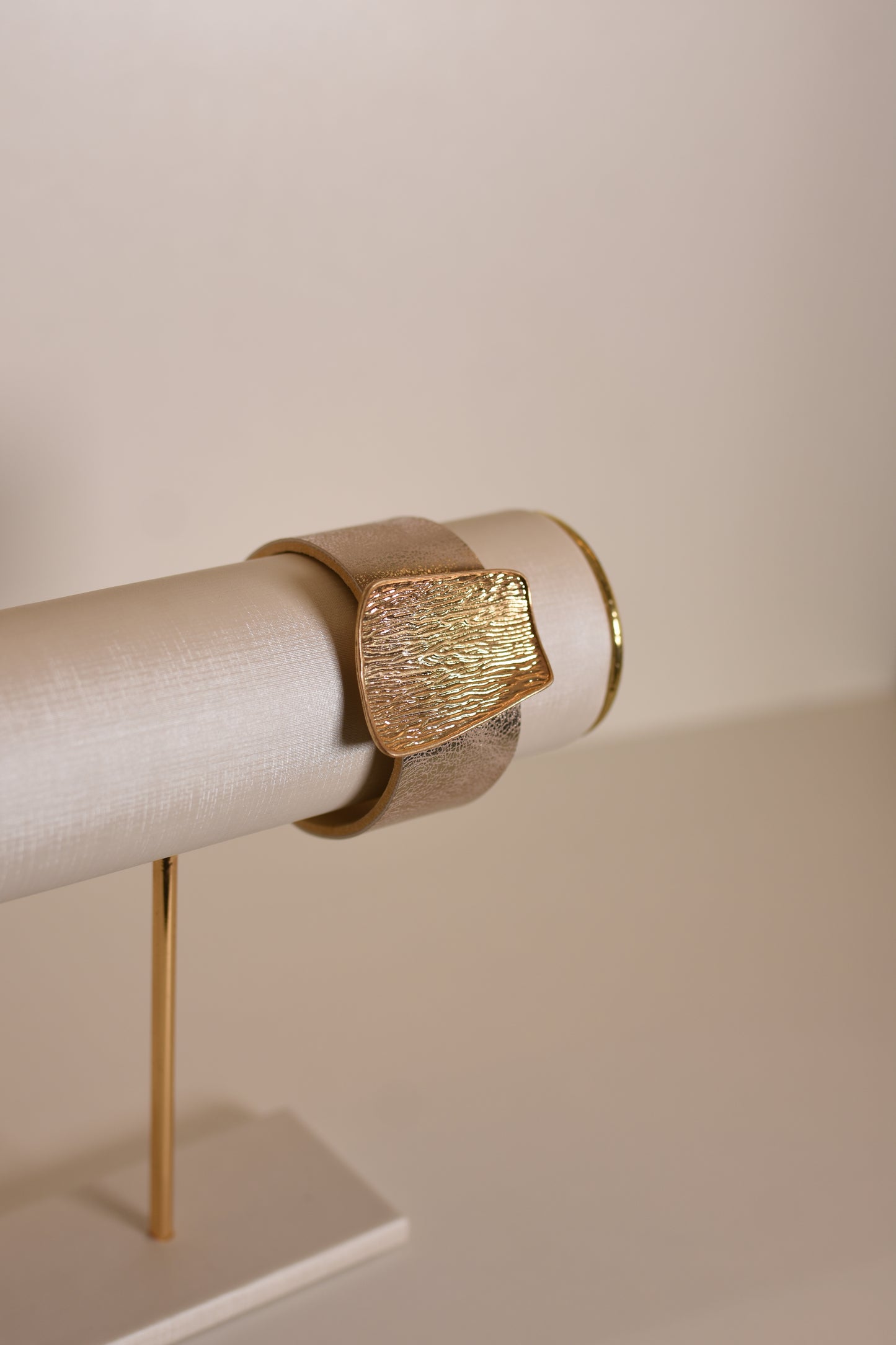 BRACELETE COURO METALIZADO