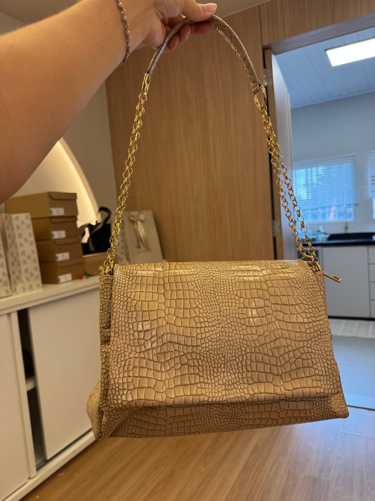 BOLSA AREIA CROCO ALÇA DOURADA