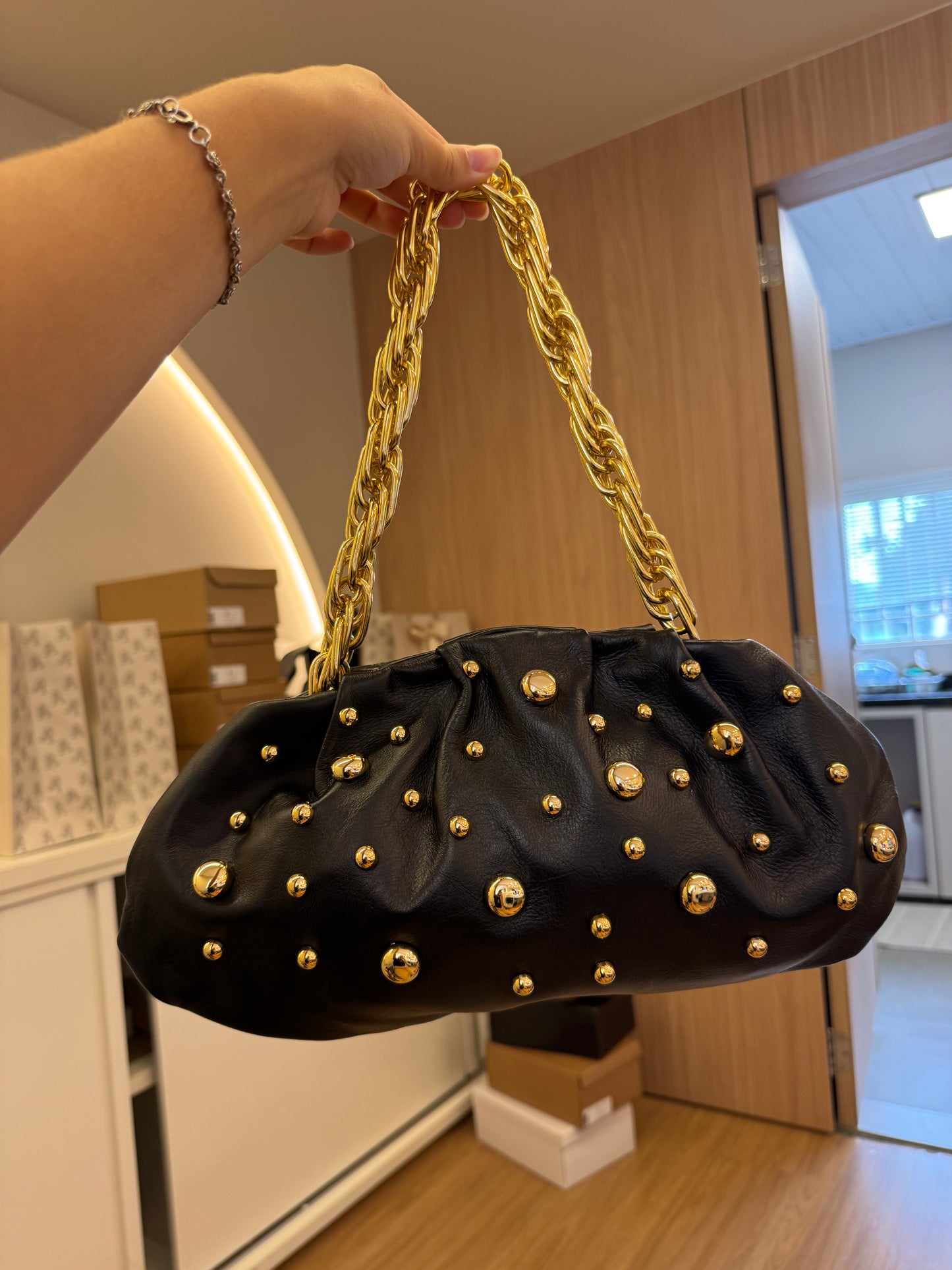 BOLSA PRETA COM ALÇA CORRENTE DOURADA