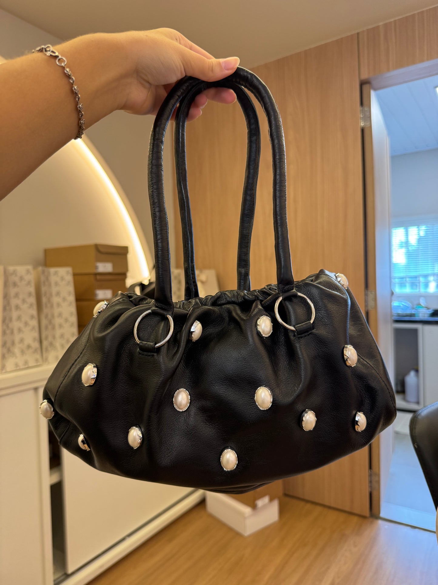 BOLSA PRETA COM PÉROLAS