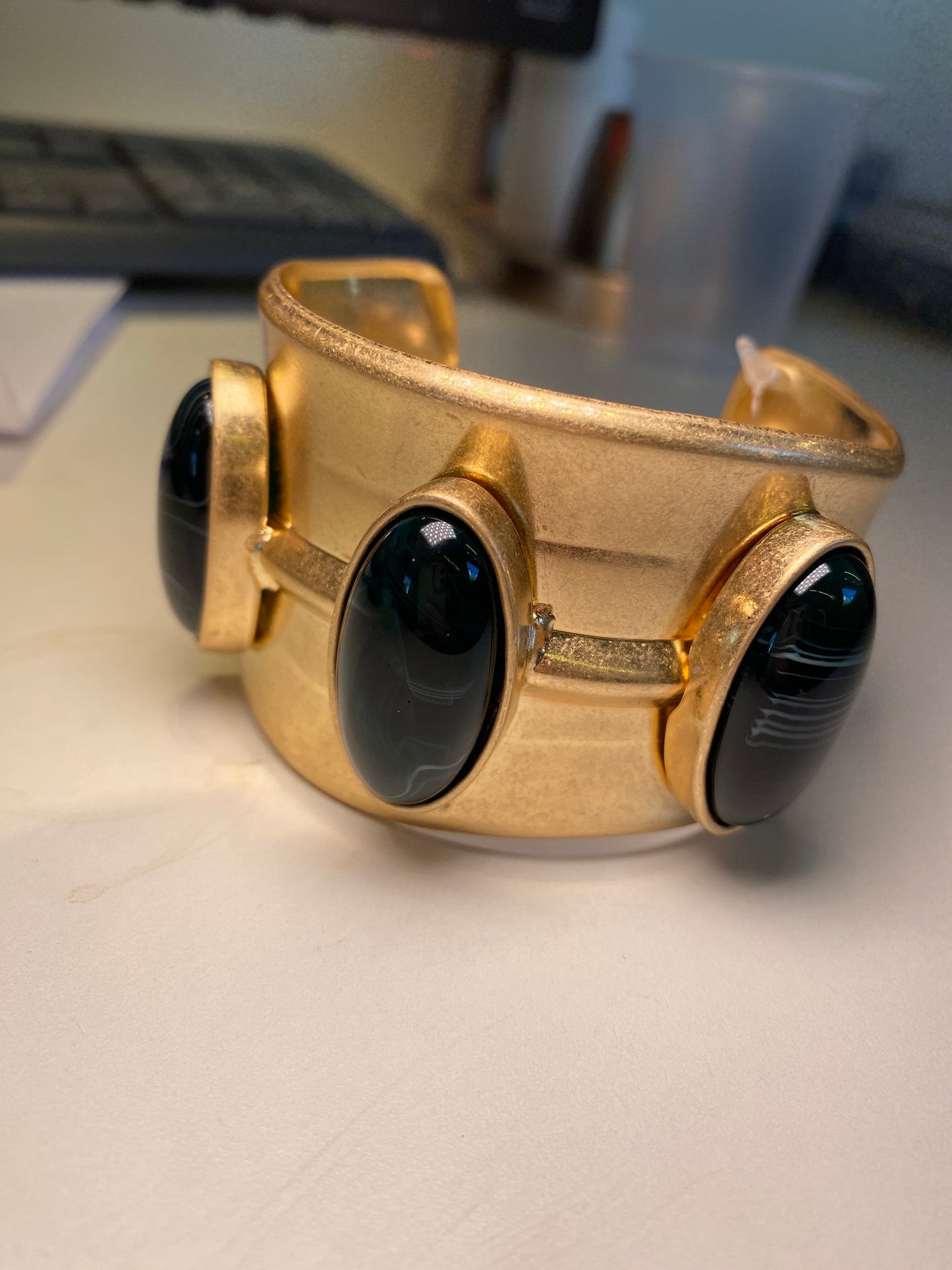 BRACELETE OURO ENVELHECIDO COM 3 MADRI PEDRA VERDE