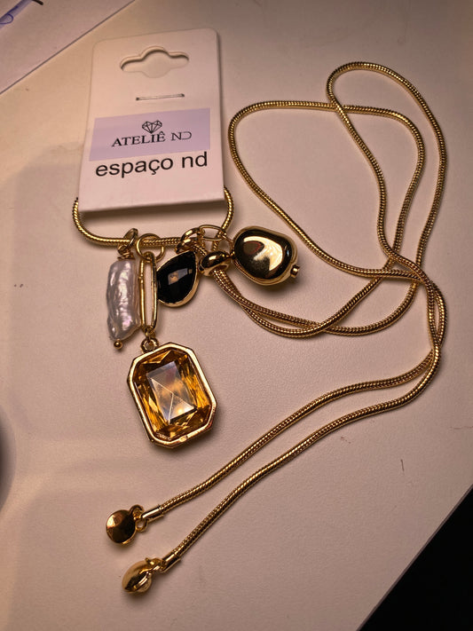 Colar dourado com ajuste e pingentes variado