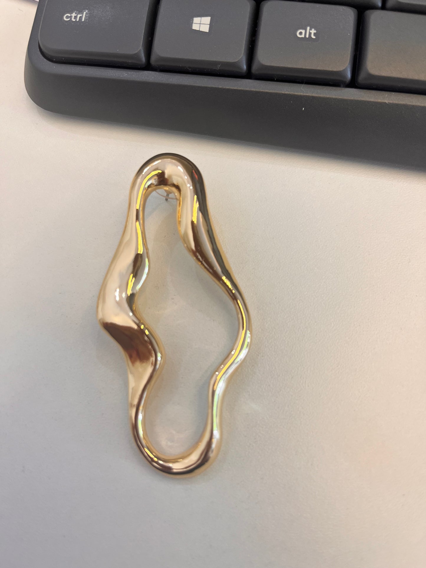 BRINCO VAZADO DOURADO