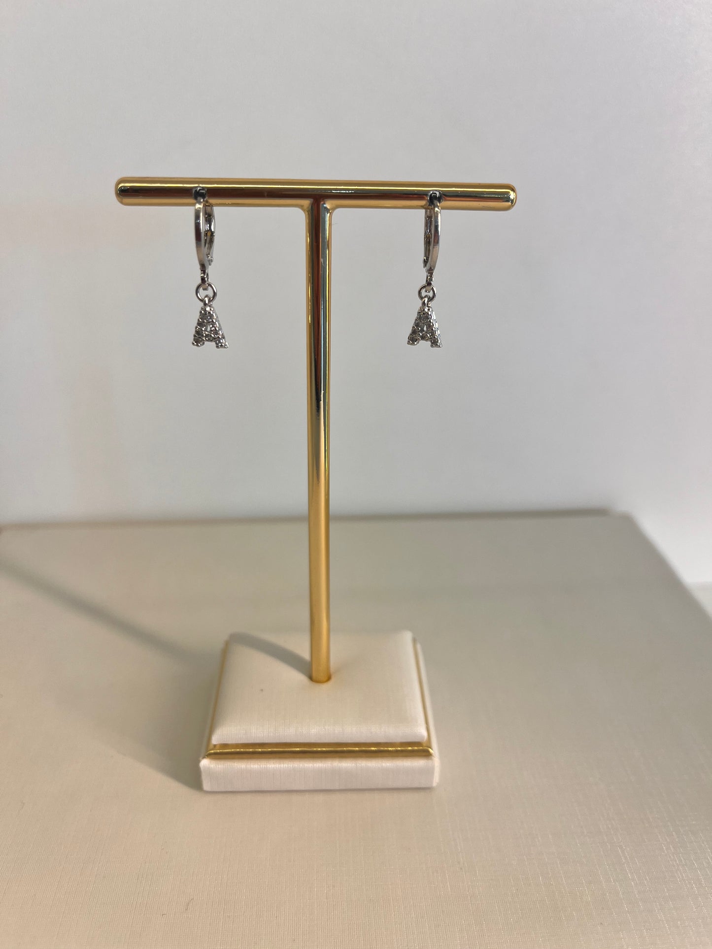 BRINCO PRATA COM INICIAL CRAVEJADO