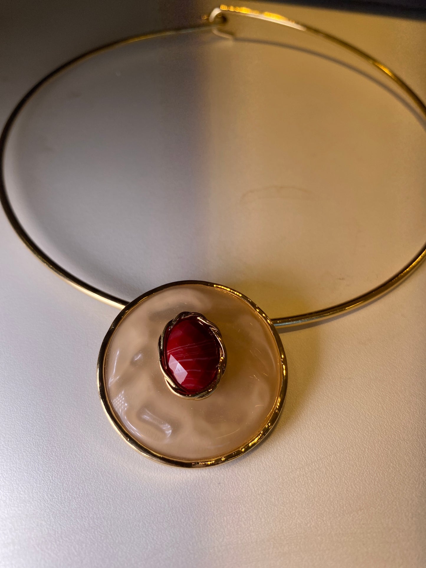 COLAR ARI DOURADO PINGENTE ORGÂNICO VERMELHO