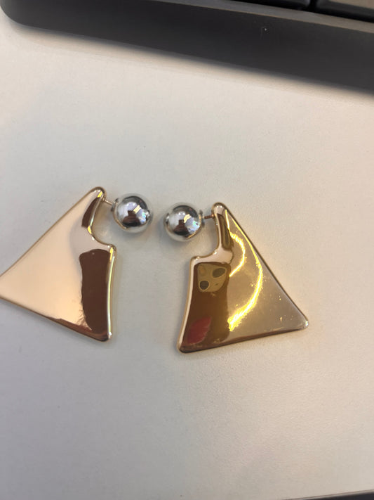 BRINCO RETANGULAR DOURADO E PRATA