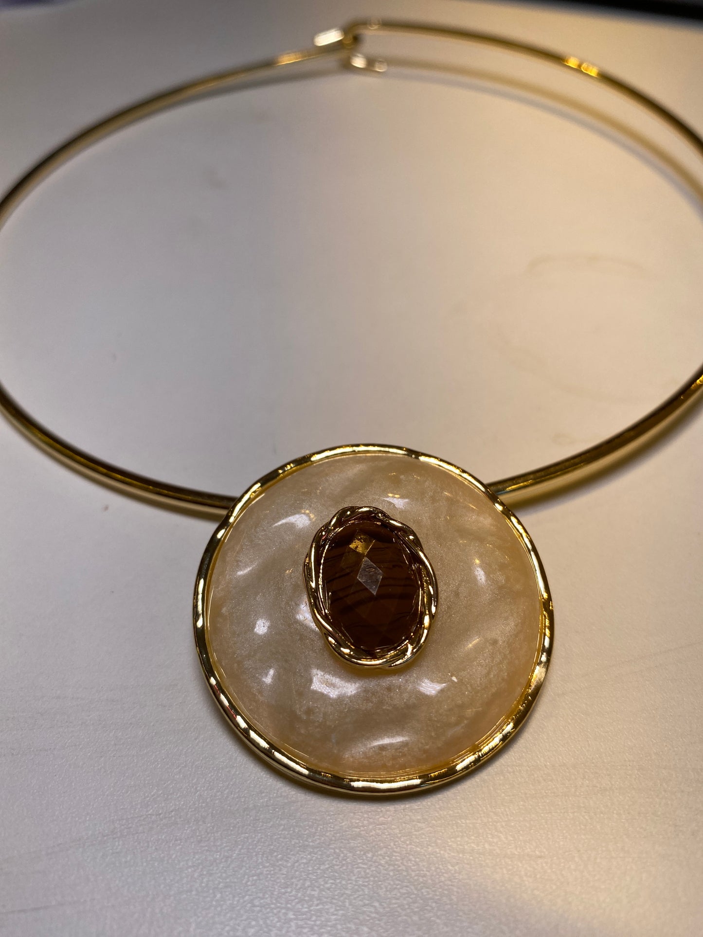 COLAR ARO DOURADO PINGENTE ORGÂNICO MARROM