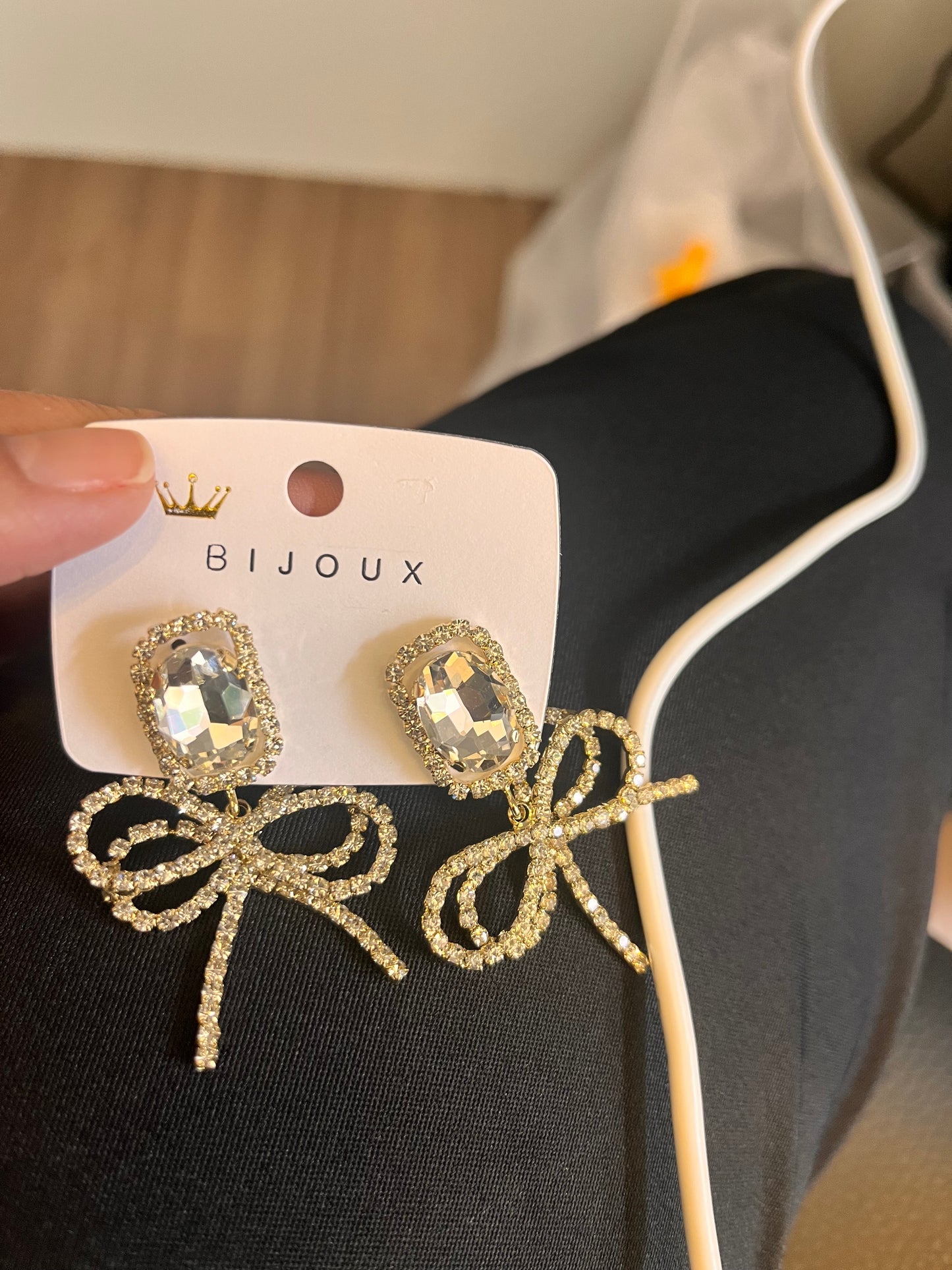 BRINCO LAÇO CRAVEJADO DOURADO