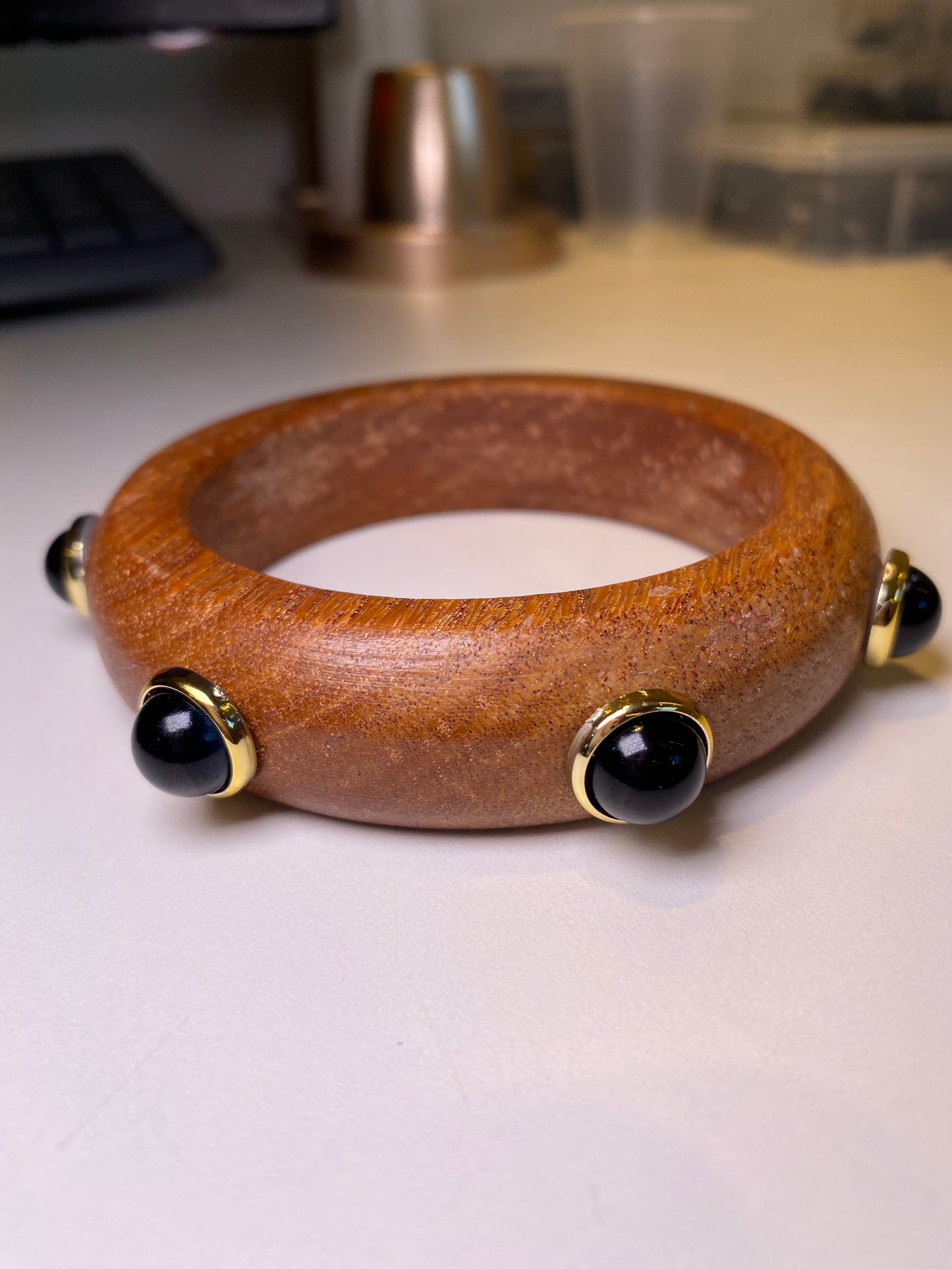 BRACELETE MADEIRA COM PEDRAS PRETAS