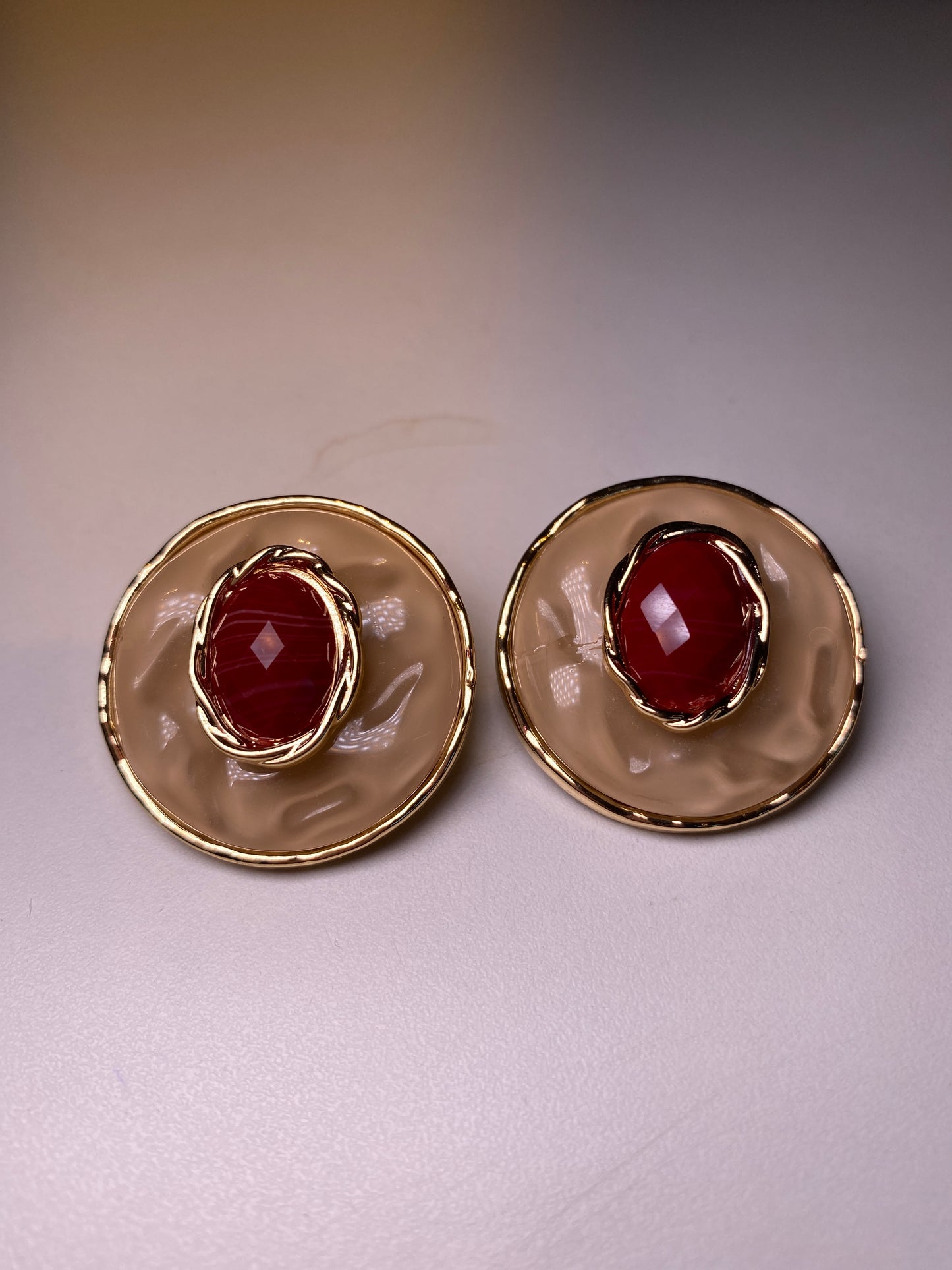 BRINCO DOURADO ORGÂNICO PEDRA VERMELHA