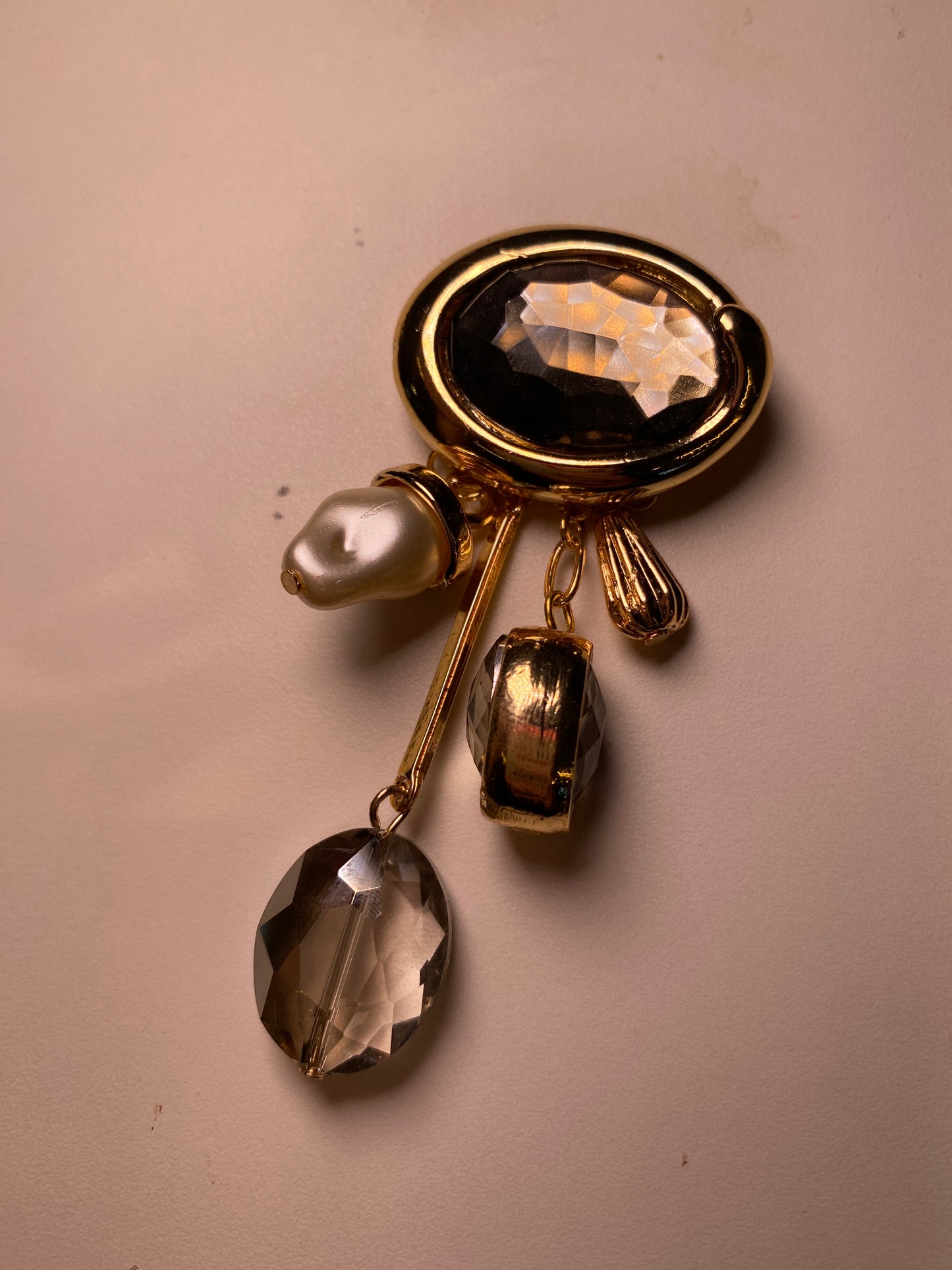 BROCHE DOURADO COM PENDURICALHO