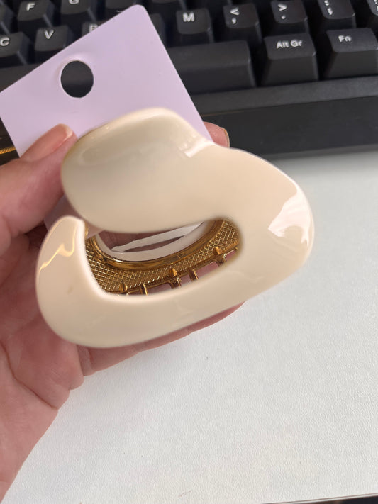 PRESILHA  DOURADA NUDE