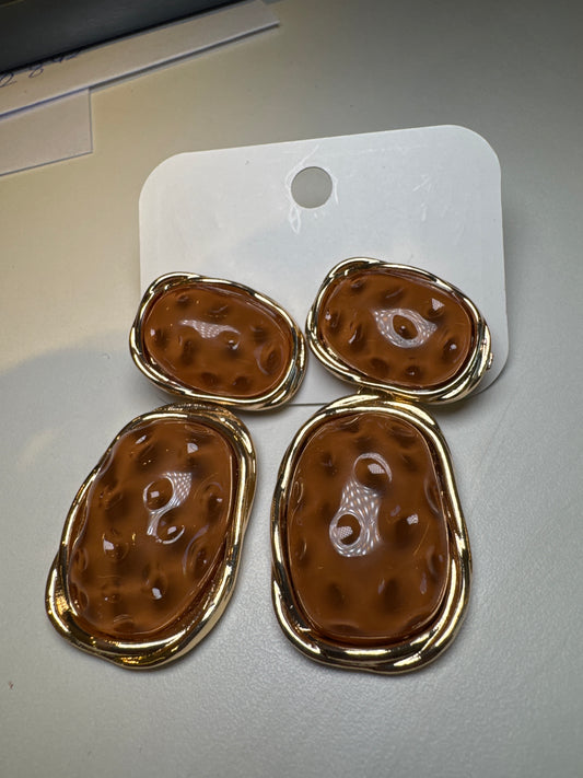 BRINCO ORGÂNICO DOURADO COM MARROM