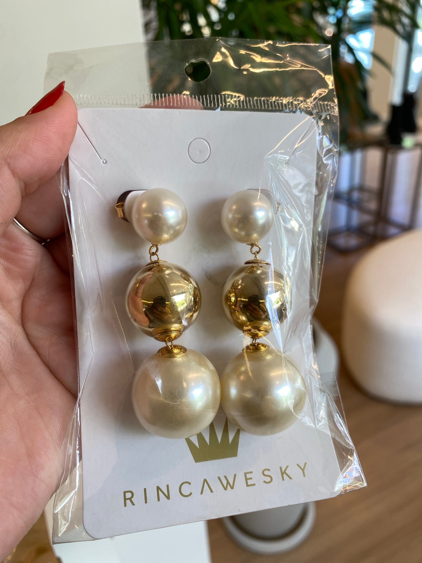 BRINCO BOLAS PEROLA COM DOURADO