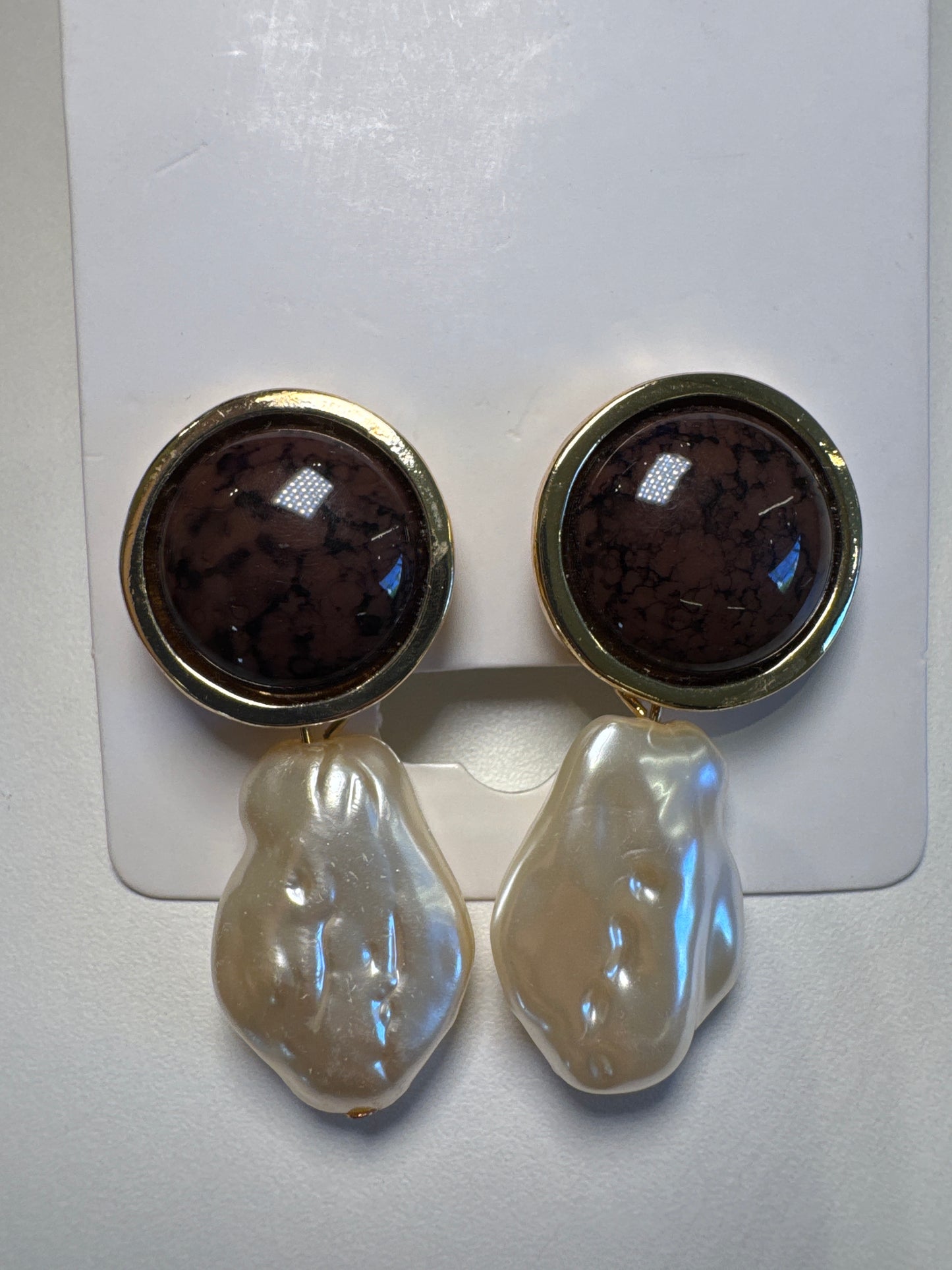 BRIBCO DOURADO COM PINGENTE DE PÉROLA ORGÂNICA