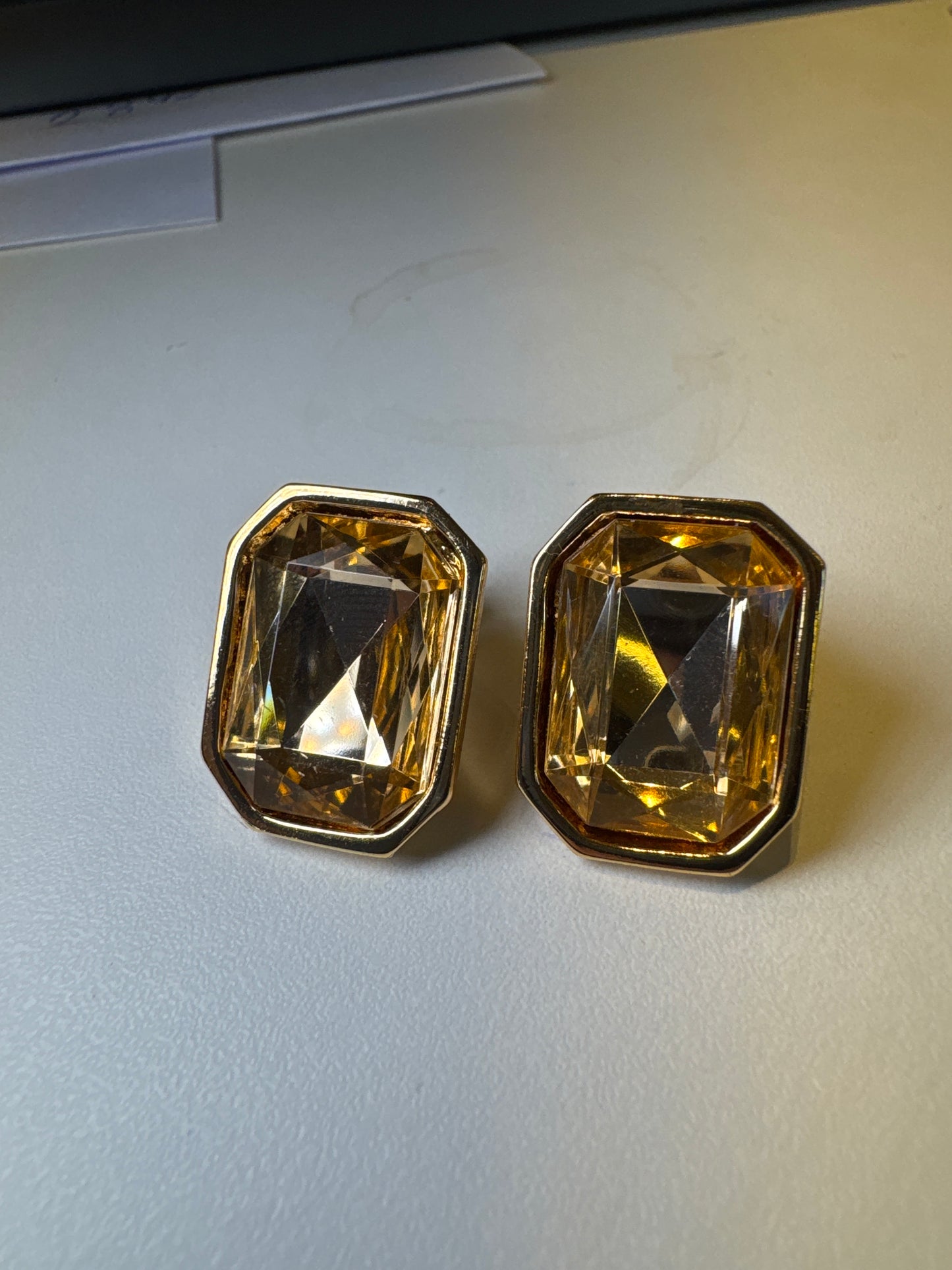 Brinco dourado quadrado gema amarela