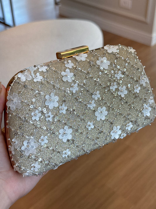 CLUTCH DOURADA COM FLORES