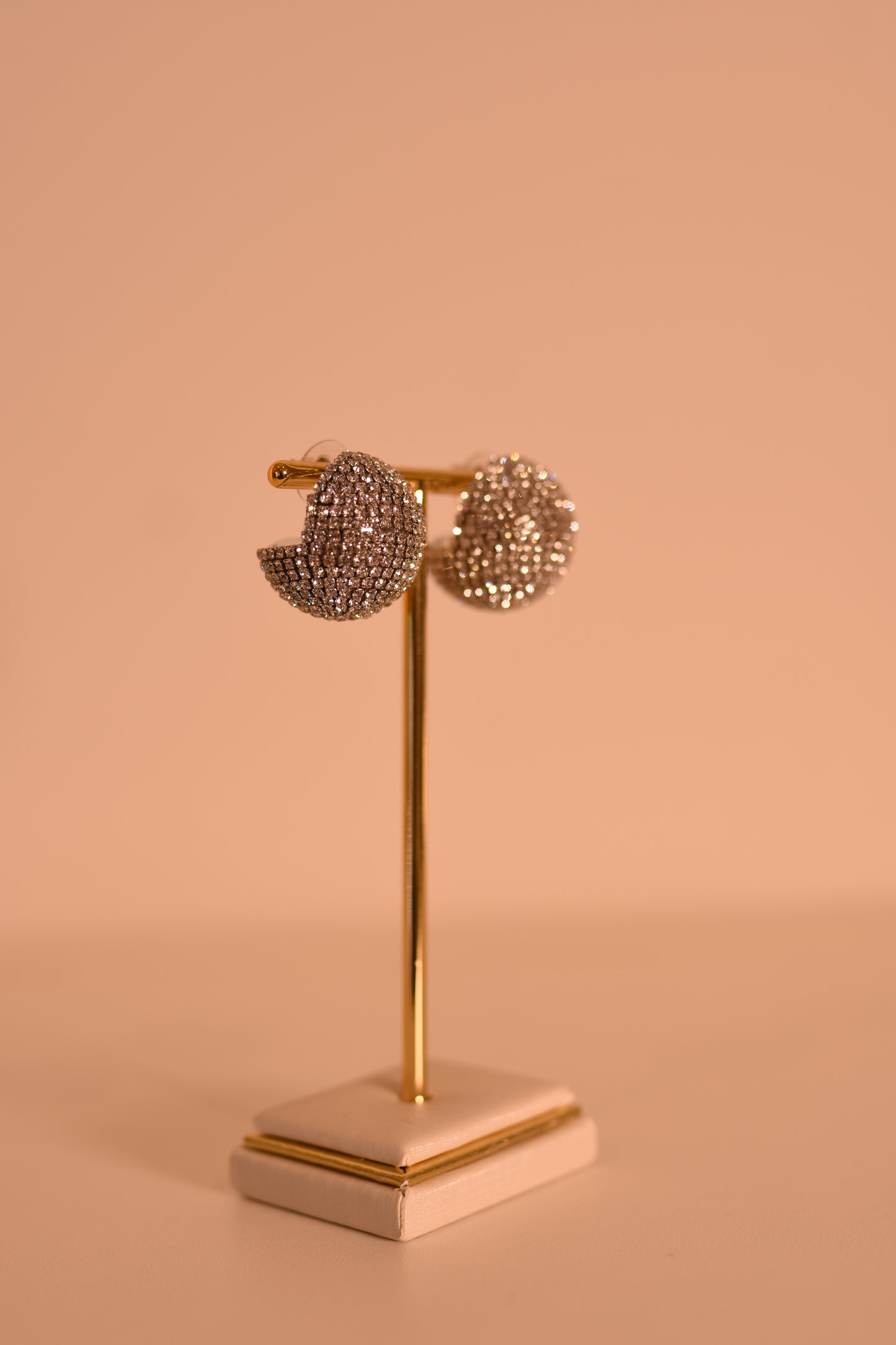 BRINCO ESFERA PRATA STRASS
