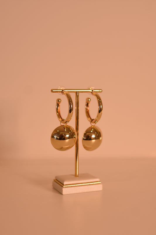 BRINCO ARGOLA COM ESFERA DOURADO