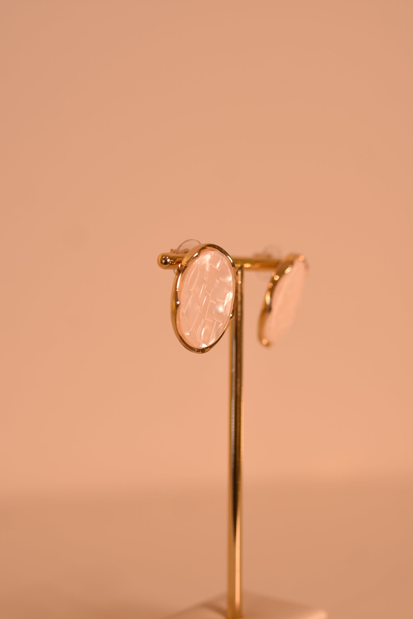 BRINCO DOURADO COM PEDRA