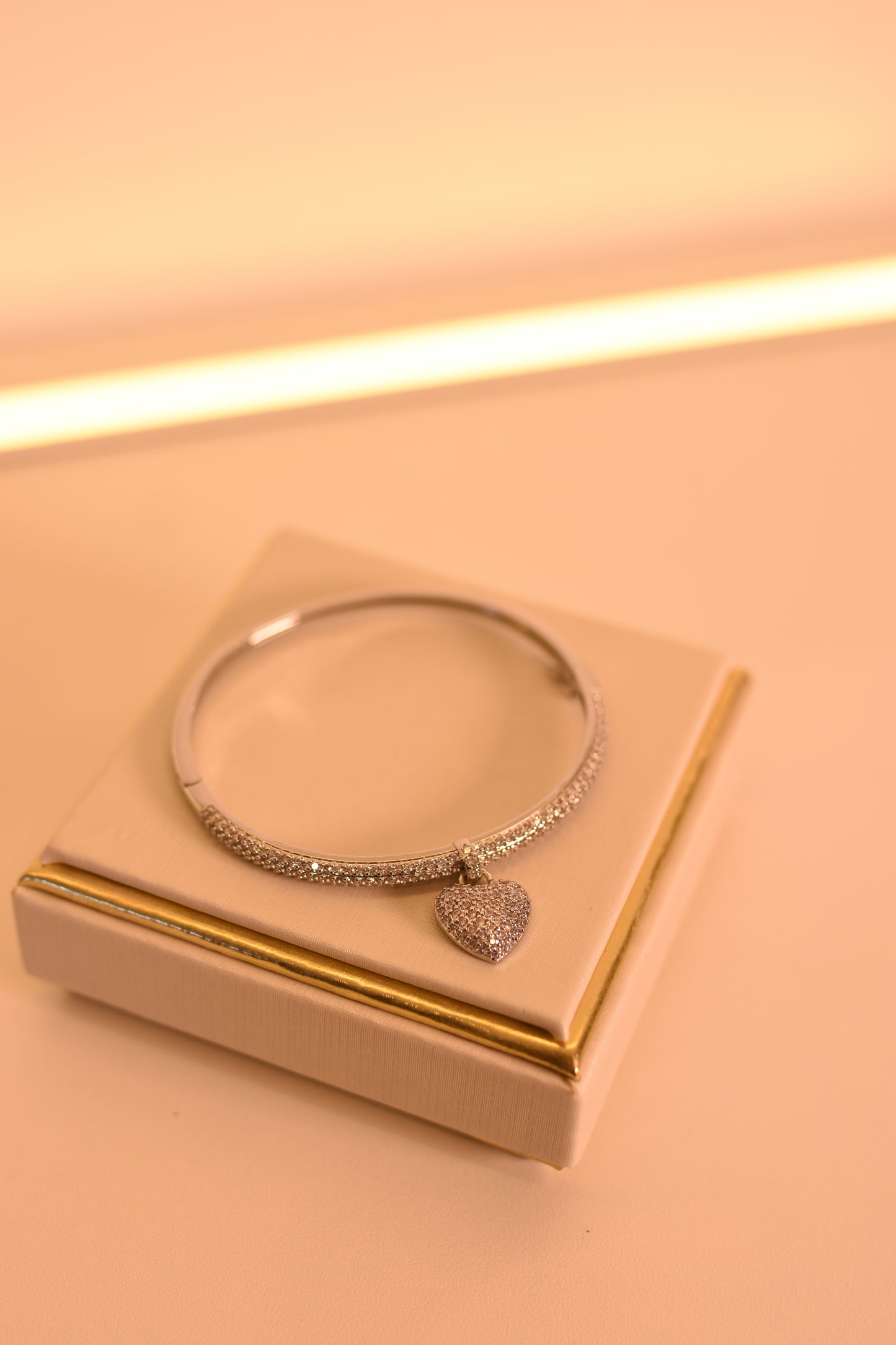 BRACELETE CRAVEJADO CORAÇÃO PRATA