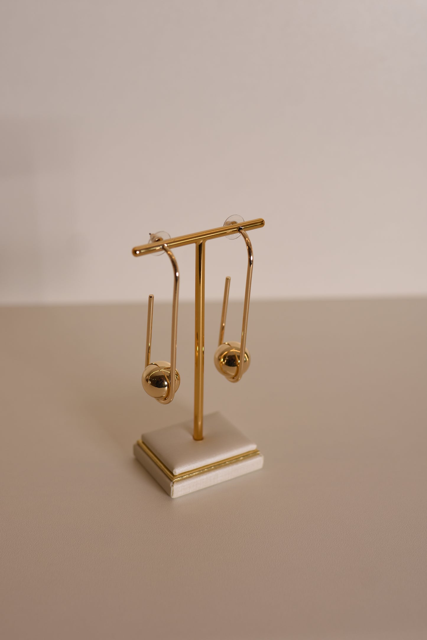 BRINCO DOURADO COM ESFERAS