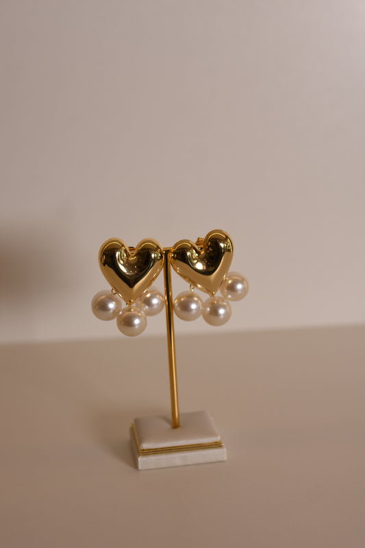 BRINCO DE CORAÇÃO COM PÉROLAS