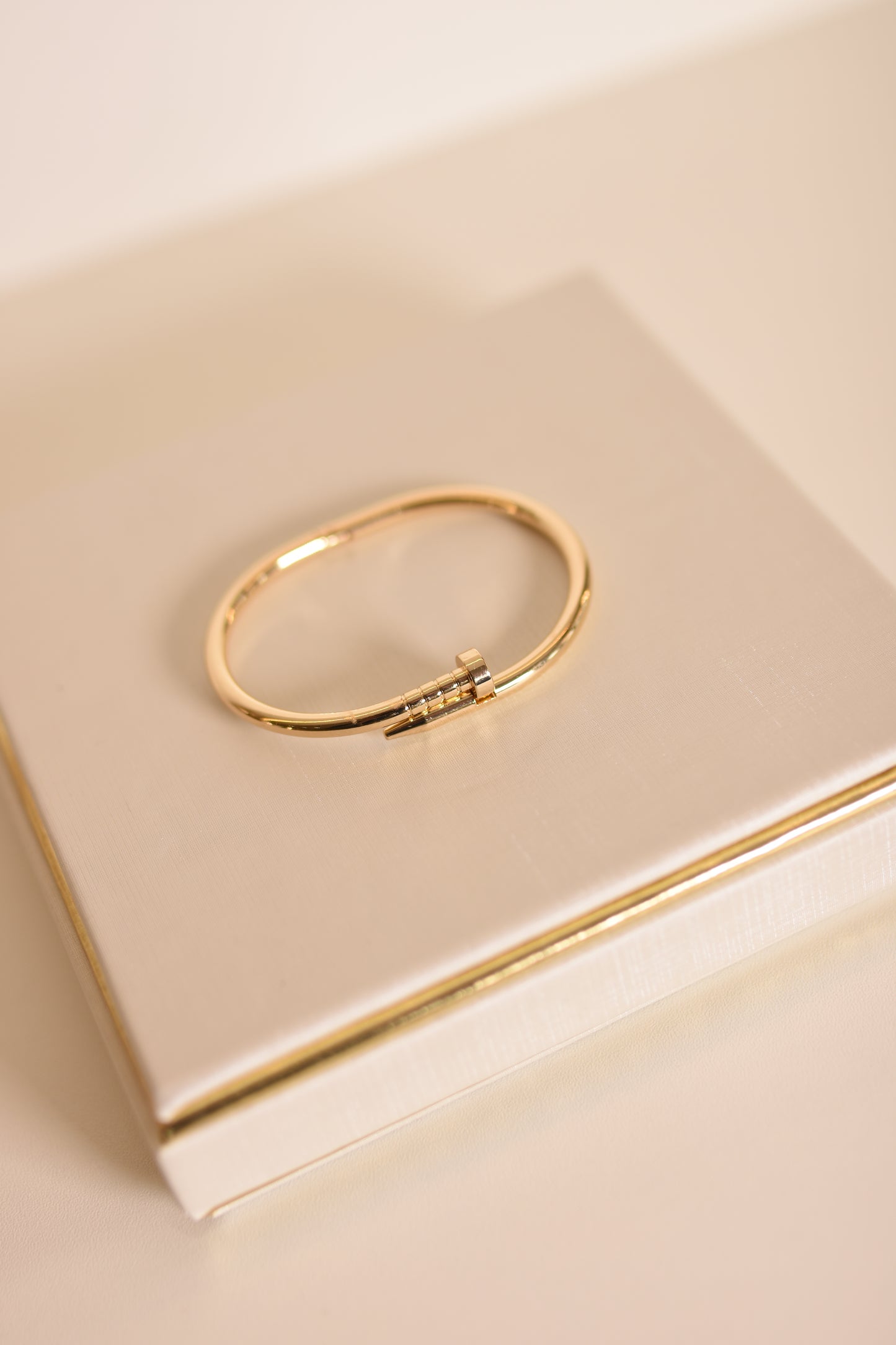 BRACELETE PREGO DOURADO