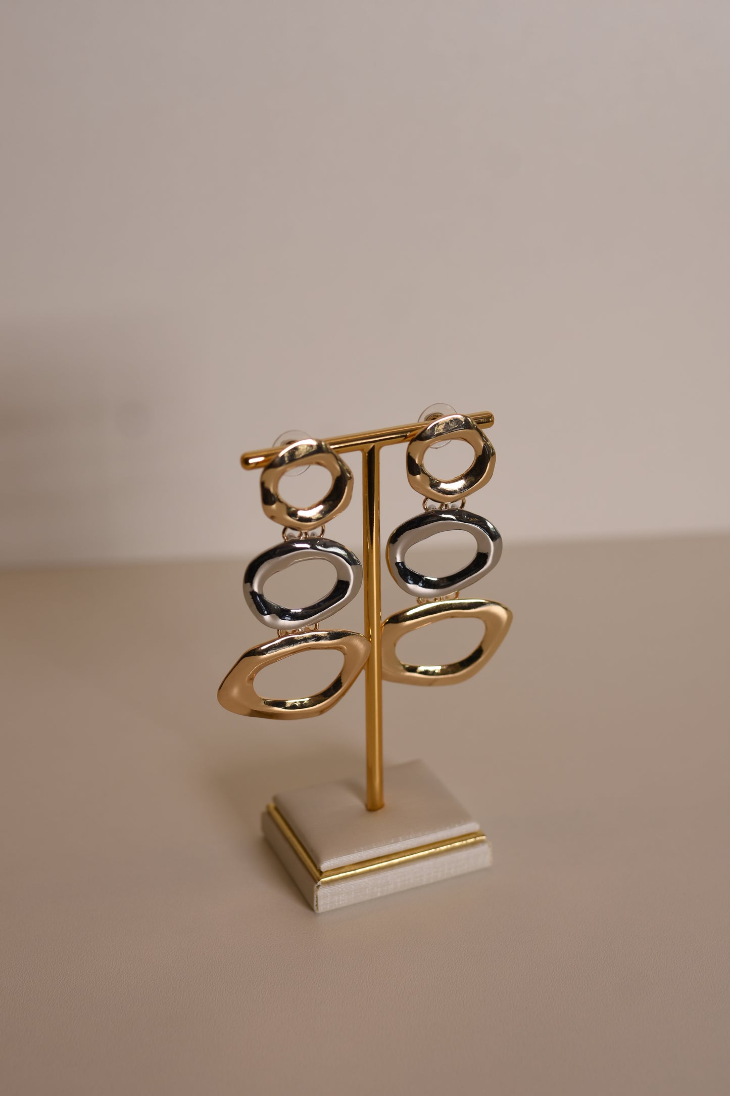 BRINCO ORGANICO PRATA E DOURADO