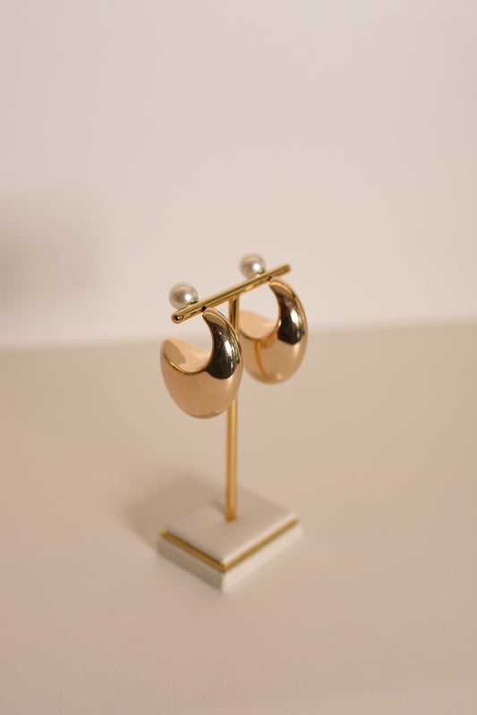BRINCO DOURADO COM PÉROLA