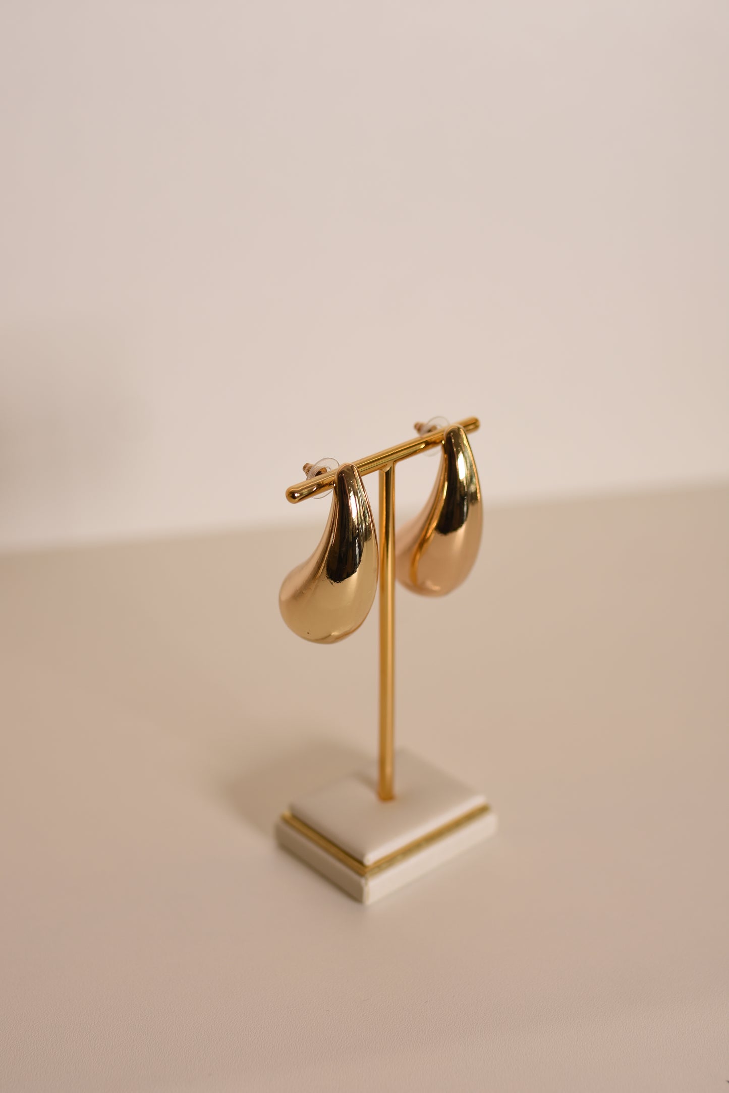 BRINCO GOTA DOURADO