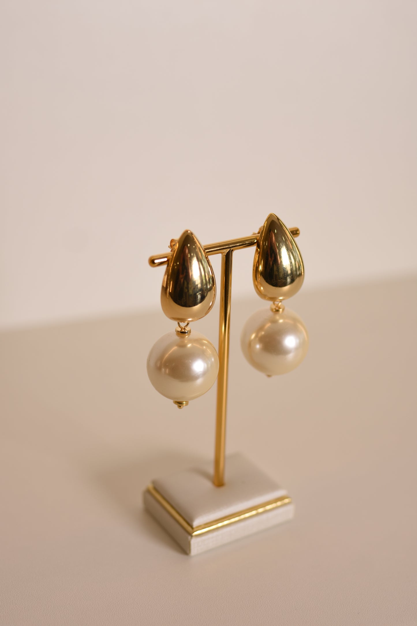 BRINCO DOURADO COM PÉROLA